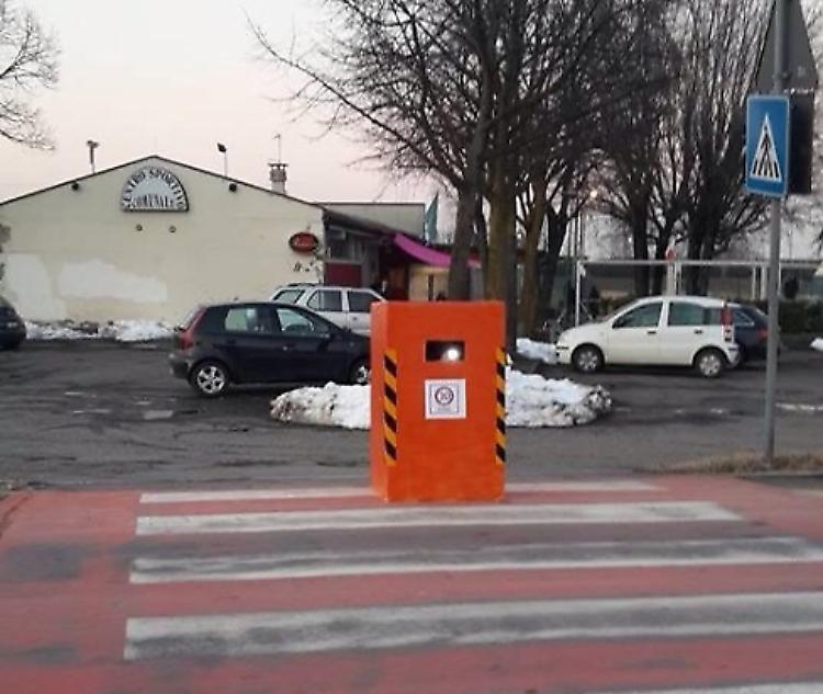 Mascherato da autovelox
E il traffico rallenta sul serio