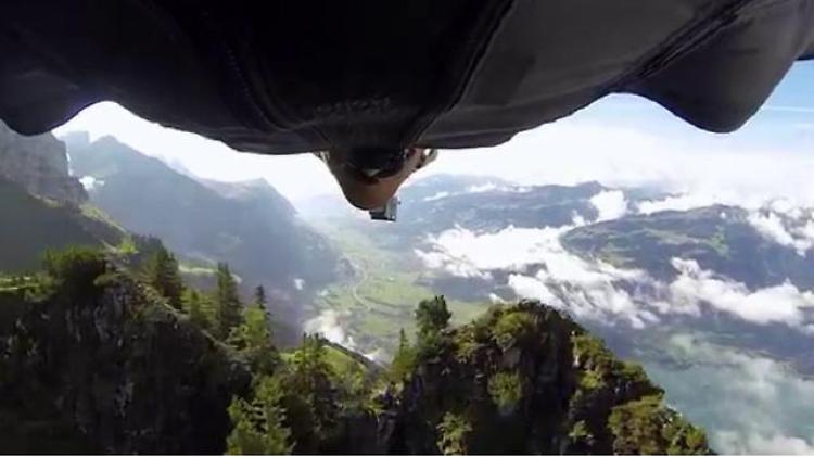 Discesa da brividi con la wingsuit: il paracadutista sfiora le rocce