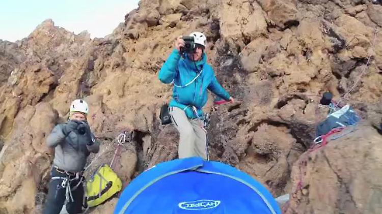 Tanzania, dal ghiacciaio alla savana: salto storico in tuta alare dal Kilimanjaro