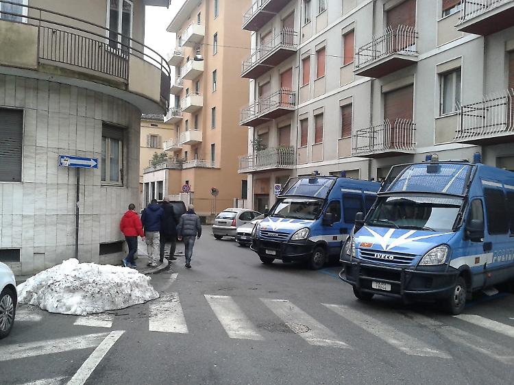 Casa Pound riapre per il tesseramento, via Geromini blindata