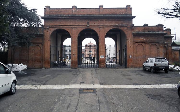 Cimitero, revocati i permessi per entrare con l'auto