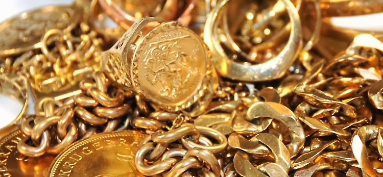 Chiedono indicazioni e rubano la collana