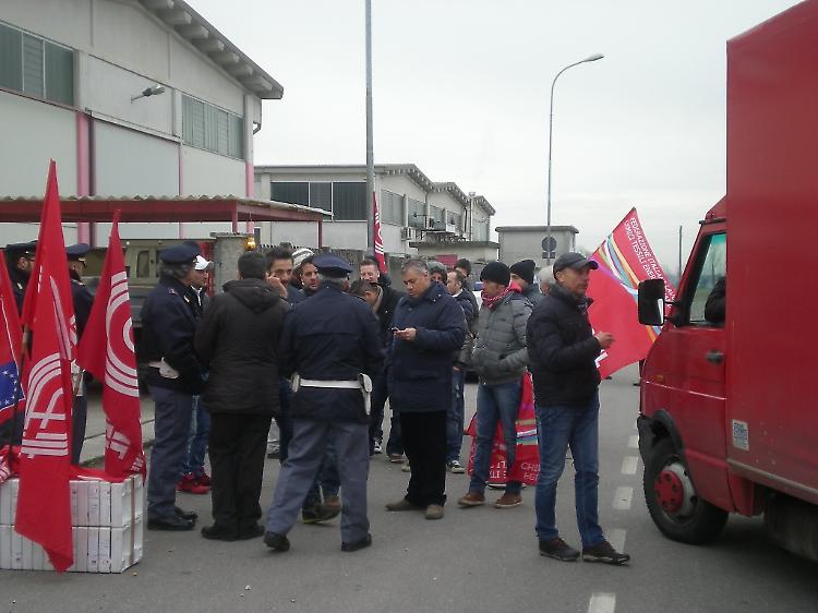 'Contratti pirata', protesta davanti alla Astra Cosmetic
