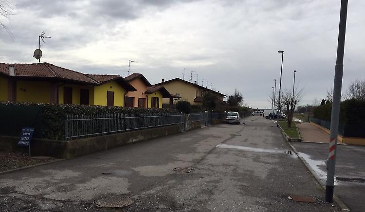 Ladro suona un campanello rotto, faccia a faccia con una donna