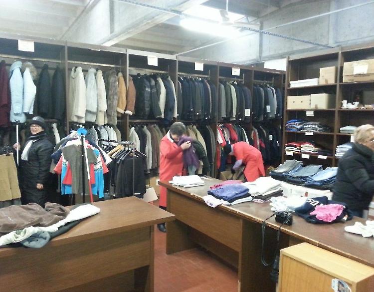 Abiti distribuiti a 820 persone