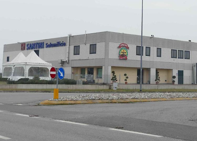 Via un furgone dalla Pulivapor, poi razzia al salumificio