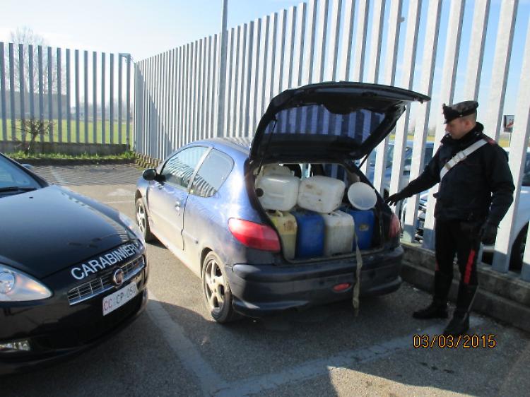 Ladri di gasolio, 24enne denunciata: recuperati 225 litri di carburante