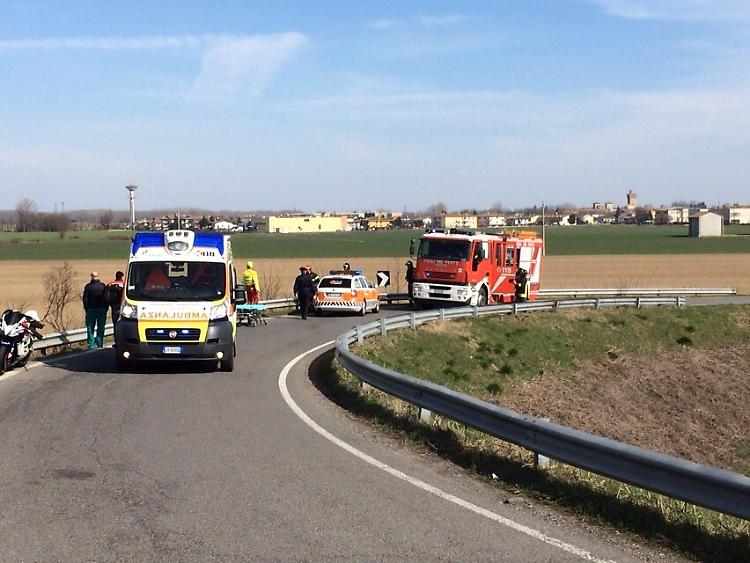 Fuori strada in moto, precipita nella scarpata: 45enne in ospedale