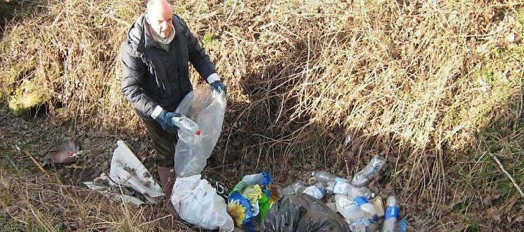 Un quintale di rifiuti nel fontanile