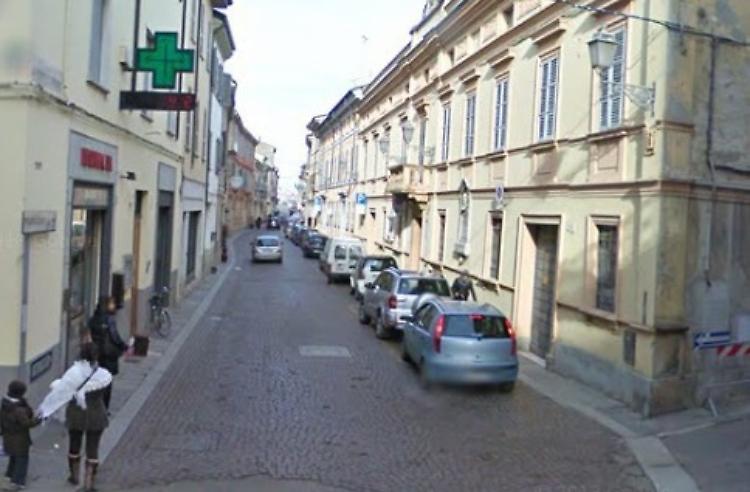 Scaraventata a terra e rapinata, paura per una farmacista