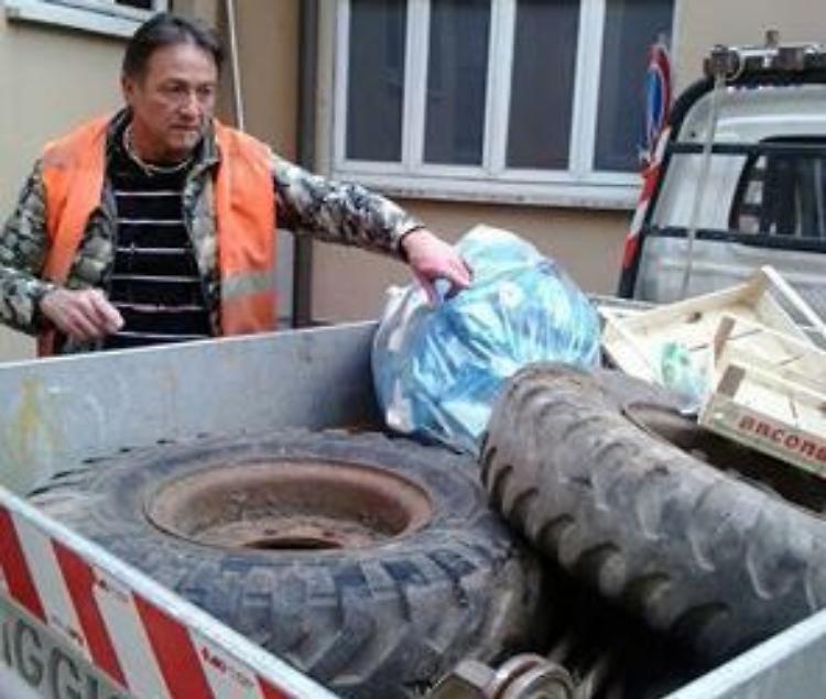 Rifiuti abbandonati, recuperate gomme di un mezzo agricolo