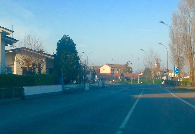 Caorso: via la catenina mentre bagna i fiori, la vittima 'innaffia' la ladra