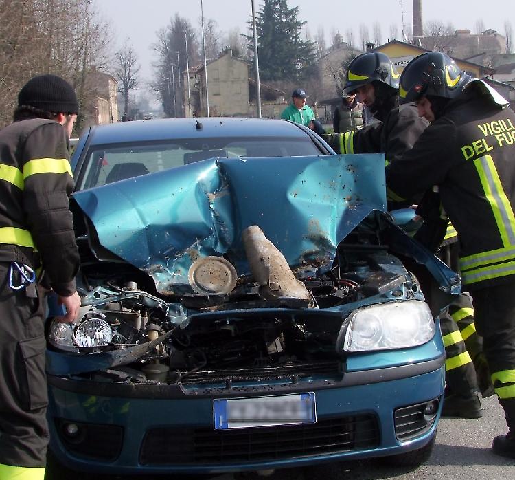 Tampona un carro agricolo, ferita una 22enne
