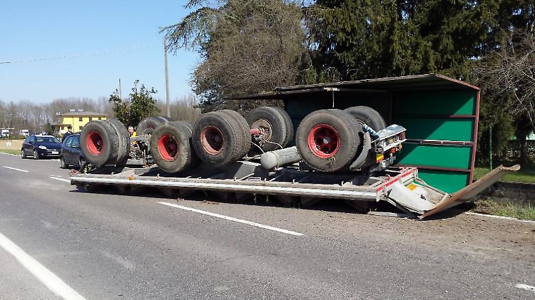 Camion a rimorchio si ribalta, incidente spettacolare sull'Asolana