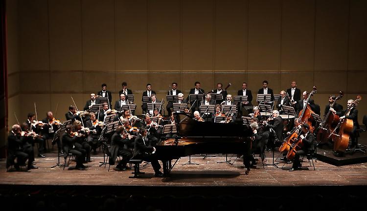 Esecuzione limpida del pianista De Maria e dell'Orchestra di Mantova 