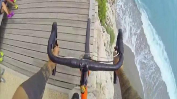 Brumotti in bilico sulla ringhiera: con la bici a picco sul mare