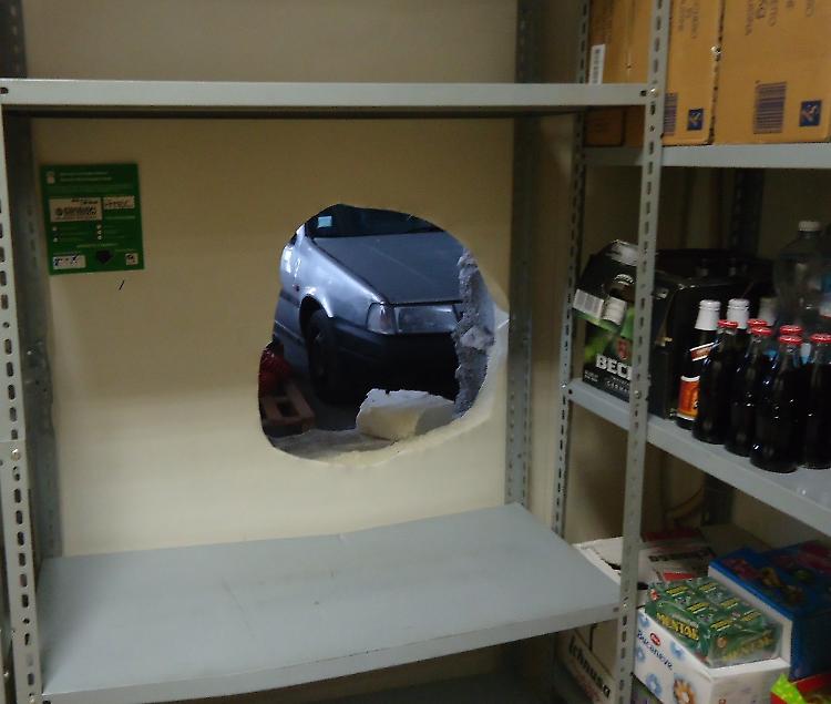 Buco nel muro e razzia al bar