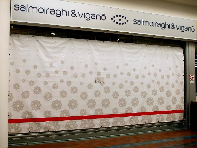 Razzia di occhiali, negozio svuotato