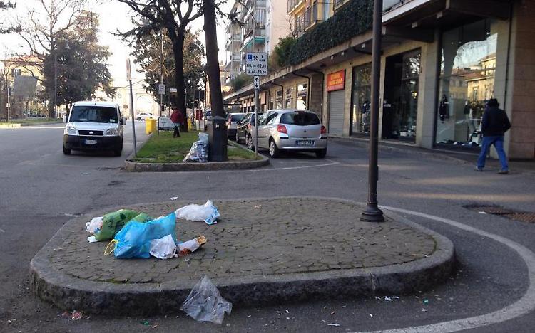 Viale Repubblica assediata dall'immondizia