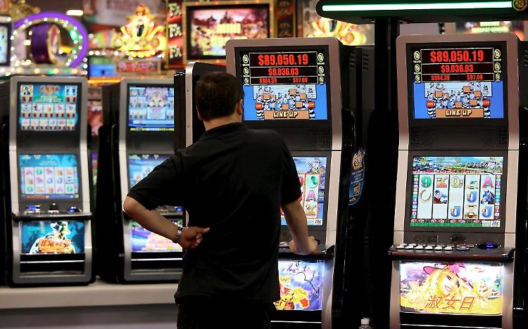 Manomettono un videopoker, bloccati due romeni