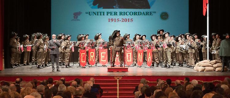 Bersaglieri e alpini, trionfo al Ponchielli
