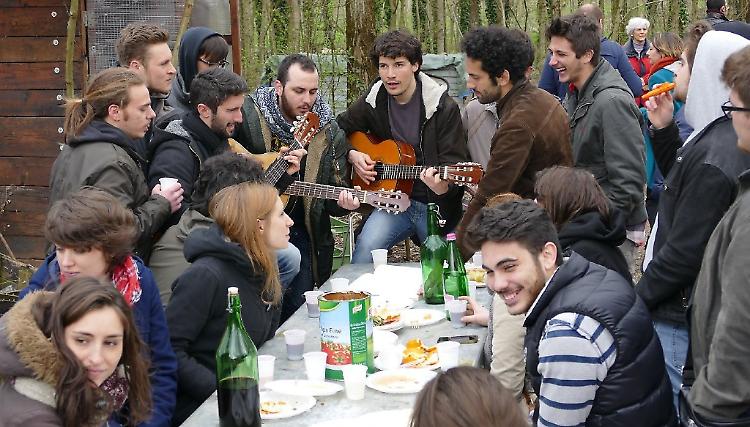 Lo spettacolo della gente
che si ‘ritrova’ a Pontirolo