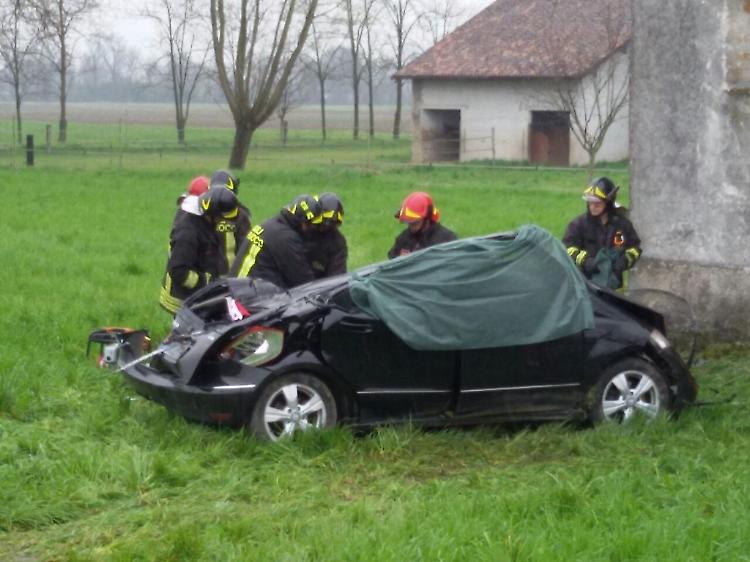 Fuori strada e schianto contro una santella, muore 24enne