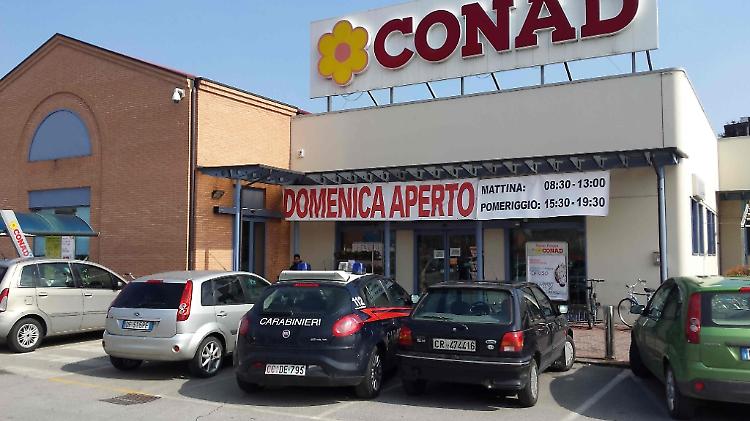 Donna borseggiata nel parcheggio del supermercato Conad