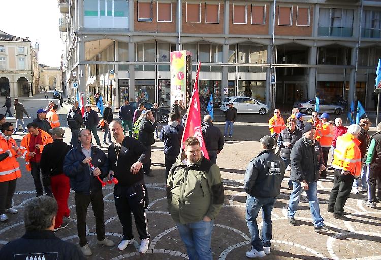 Gruppo Saviola, manifestazione di protesta in piazza