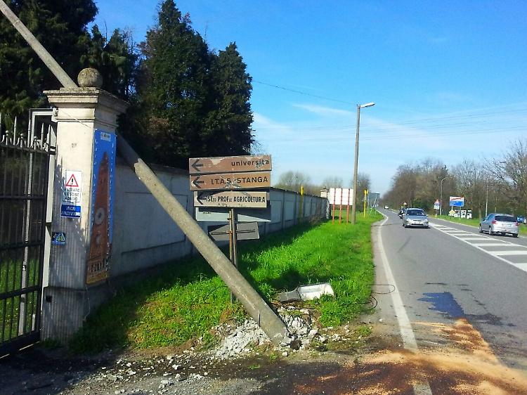Auto fuori strada, giù un palo: tragedia sfiorata in via Milano