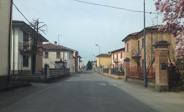 Sorprende i ladri sulla porta, scatta l'inseguimento