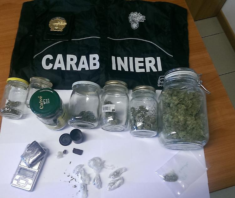 Marijuana e hascisc in casa, finisce in manette a 23 anni