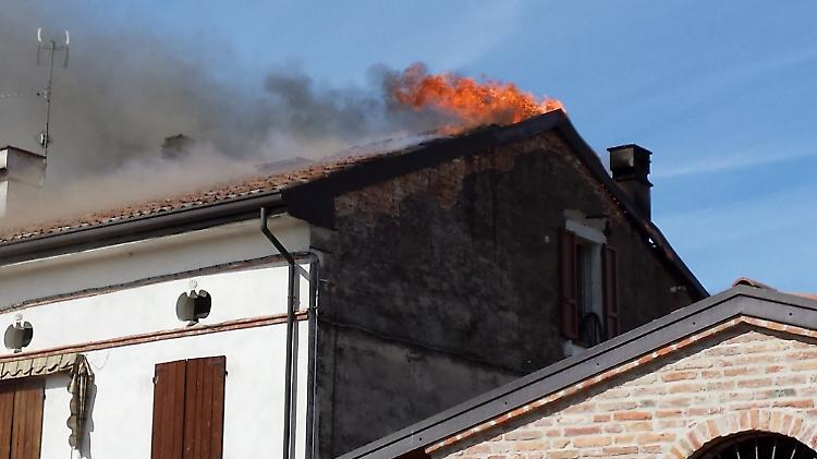 Tetto in fiamme, paura e danni