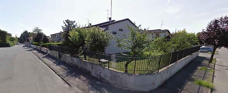 Derubata della spesa davanti a casa