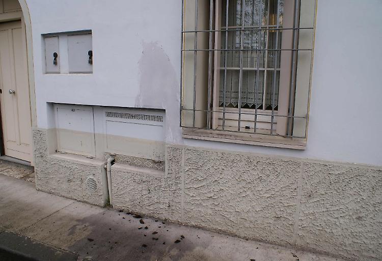 Si candida alle elezioni, casa imbrattata con il vino