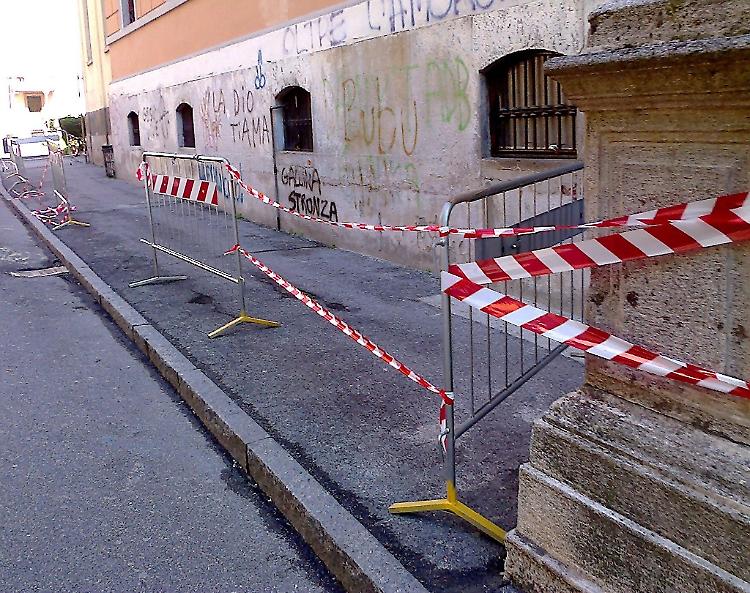 Crolla l'intonaco alla scuola media 'Vida'