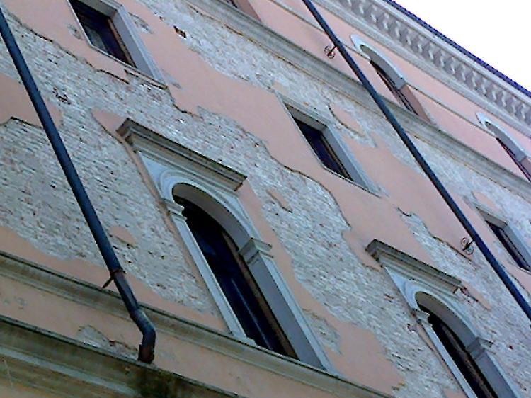 Crollo di intonaco alla Vida: 'Frutto di precedenti mancanze'