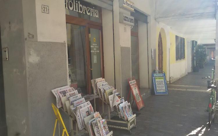 Colpo in edicola, via pc e soldi