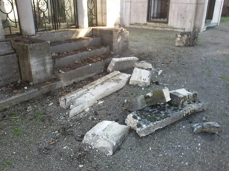 Furto di rame al cimitero, devastate dieci cappelle