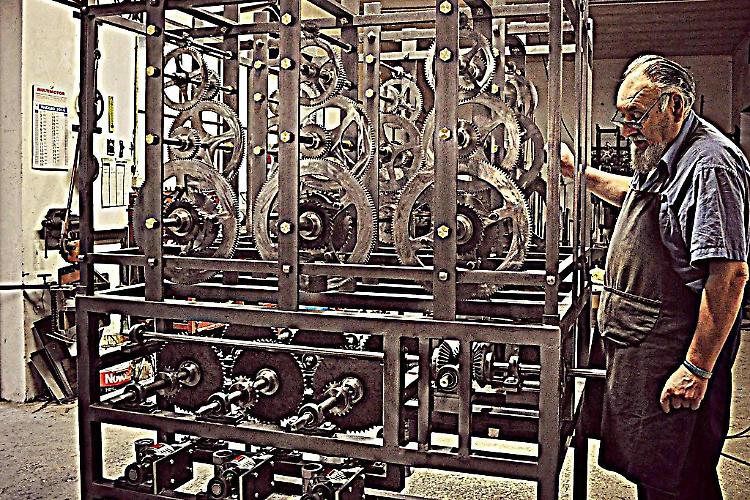 Orologio e planetario rivivono grazie a Gorla