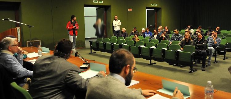I musulmani si presentano, ma i 'no moschea' disertano