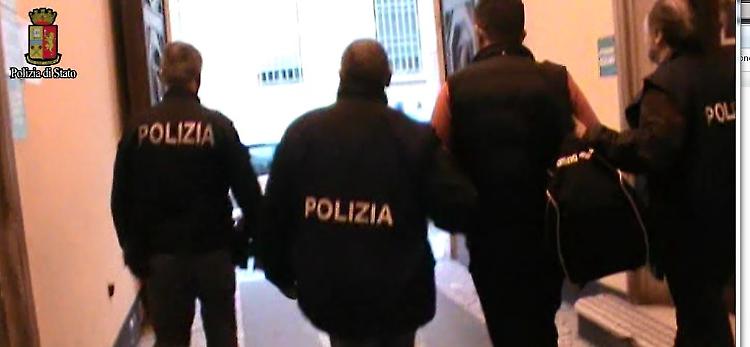 Dal riciclaggio alla truffa, 12 persone arrestate