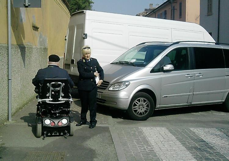 Mercatino, incivili e sosta selvaggia