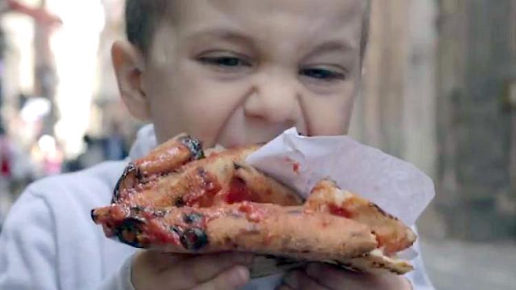 Pizza a portafoglio: la risposta napoletana allo spot McDonald's