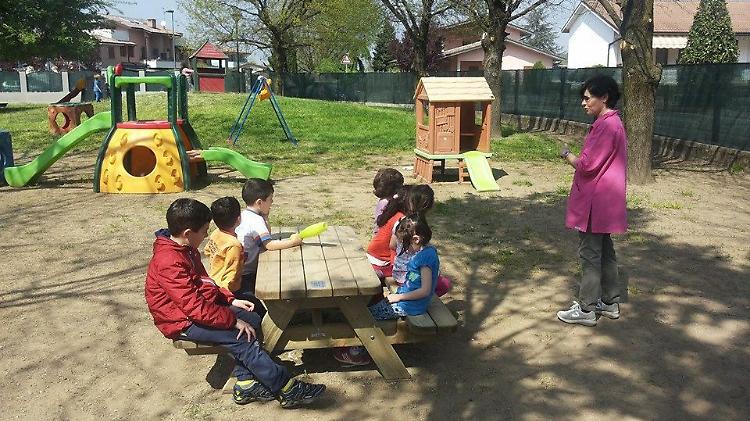 Asilo, genitori e volontari arredano gratis il giardino