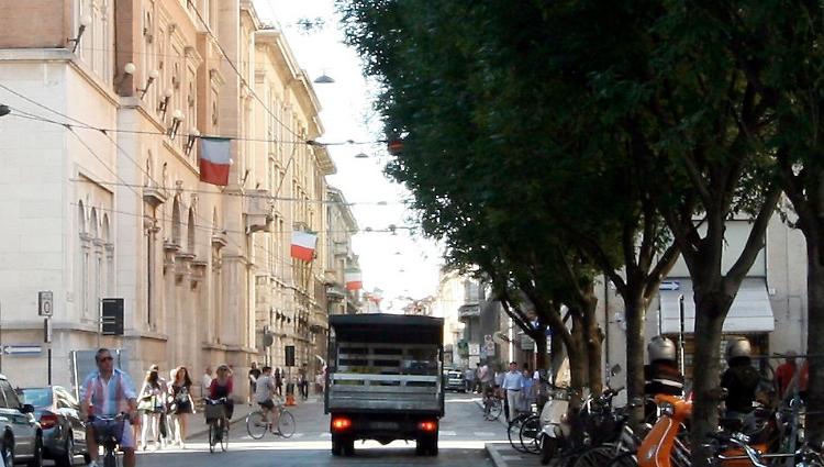 Via la borsa dall'auto, derubata la titolare di una oreficeria