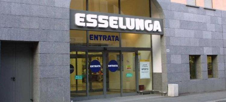 Ruba alla Esselunga, scoperto: botte agli addetti