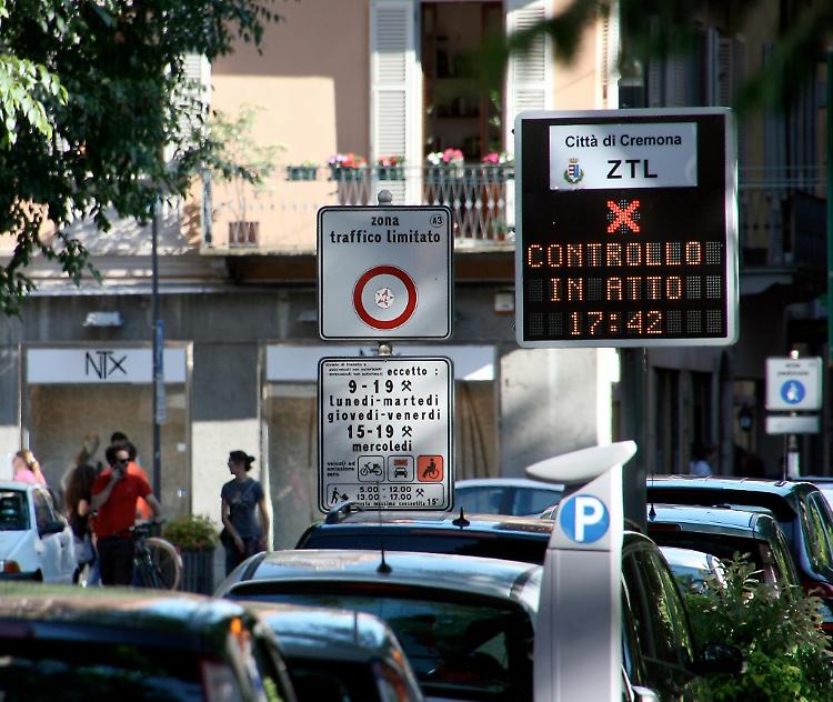 Cremona, 'caro sosta' per i residenti. Ed è 'stretta' sui permessi