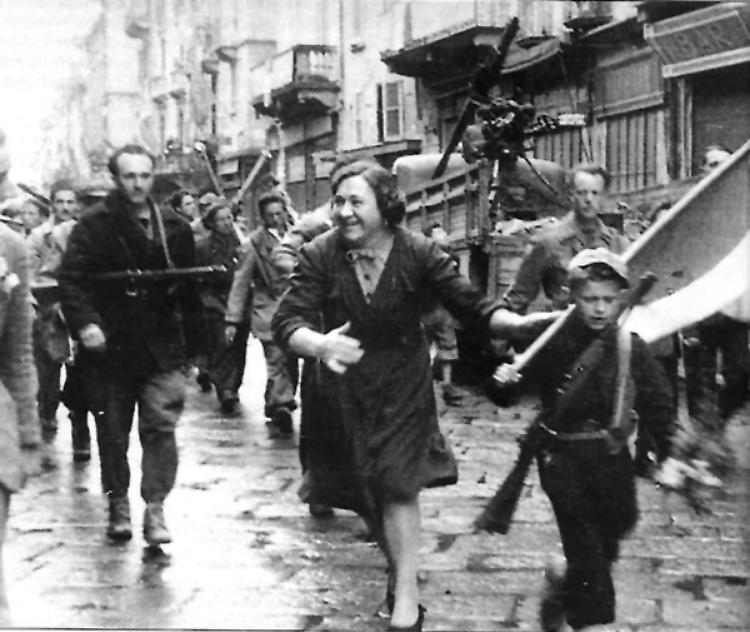 Bandiere di libertà sul Torrazzo Cremona torna alla democrazia
