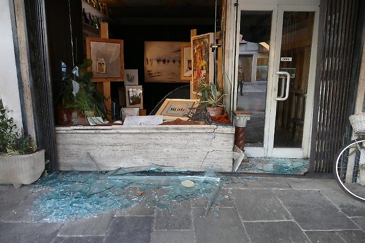 Mette la prima al posto della retro, sfondata la vetrina dell'atelier